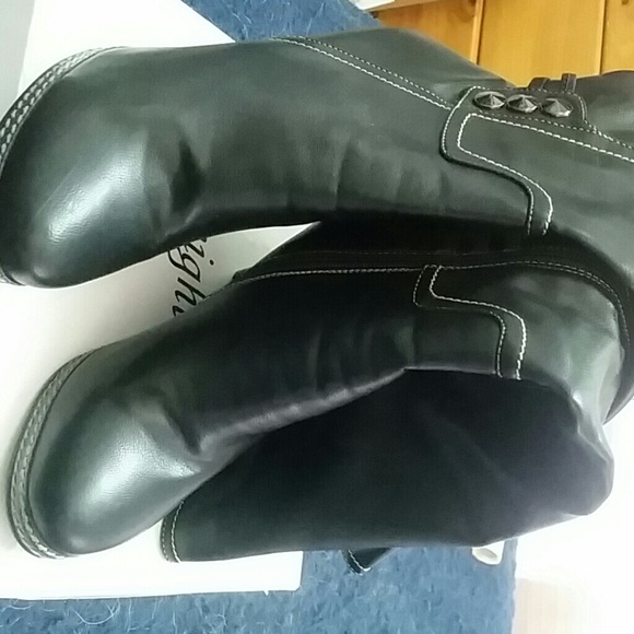Black boots - Picture 2 of 2